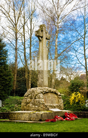 Le mémorial de guerre en pierre dans le village anglais de Pewsey dans Wiltshire England UK Banque D'Images