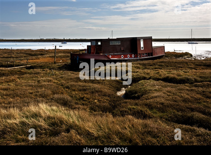 Une vieille péniche amarré sur les rives de la rivière Gardon près de Paglesham dans l'Essex. Photo par Gordon 1928 Banque D'Images