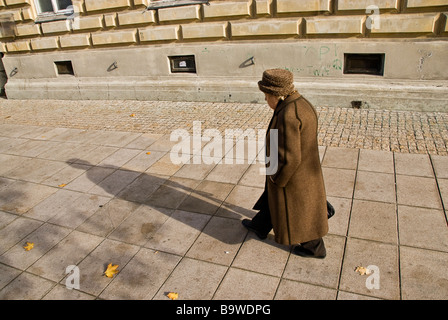 Femme marche dans les rues de la vieille ville de Varsovie le matin, Varsovie, Pologne, Europe. Banque D'Images