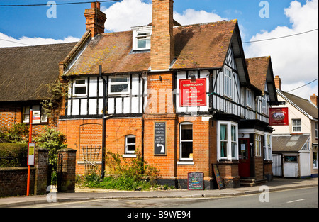 Un pub anglais traditionnel typique de pays ou d'une auberge dans le village de Pewsey Wiltshire England UK Banque D'Images