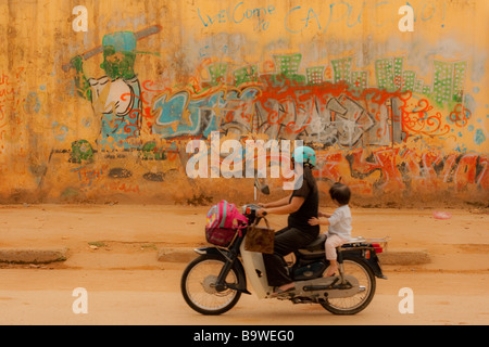 La mère et l'enfant vietnamien s'émerveiller devant l'art d'artistes locaux, de son La, Vietnam Banque D'Images