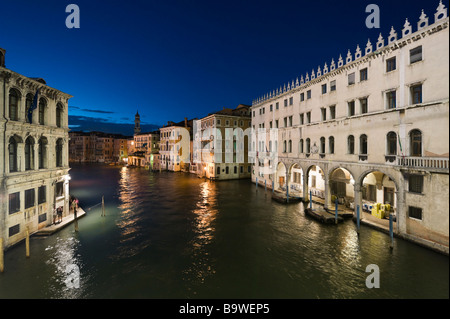 Vue du Grand Canal depuis le pont du Rialto, la nuit avec le bureau de poste principal à droite, Venise, Vénétie, Italie Banque D'Images