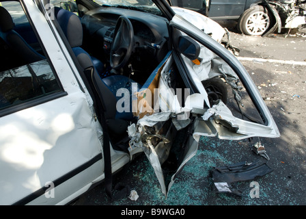 Un salon de voiture porte les conducteurs coupés pour dégager les occupants après RTC Banque D'Images