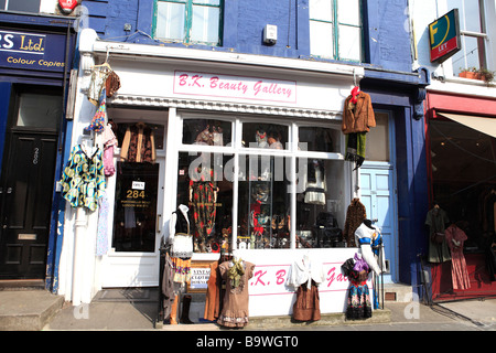 United Kingdom West Londres Portobello road un magasin de vêtements de seconde main Banque D'Images