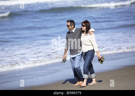 Couple walking on beach Banque D'Images