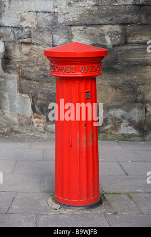 Postbox victorienne dans la ville historique de Warwick, England, UK Banque D'Images