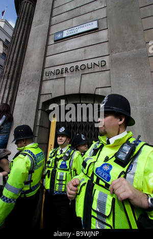 G20 de Londres de démonstration la mince ligne bleue ligne d'agents de police à l'extérieur de la banque d'angleterre Threadneedle Street Banque D'Images