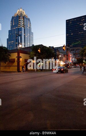 En fin de soirée à Austin, dans le quartier animé East 6th Street, la musique 'live' Capitol. Banque D'Images