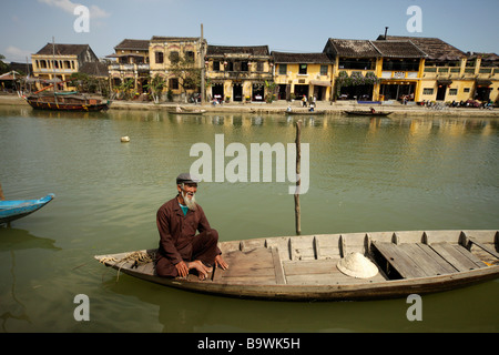 Vieil homme sur un bateau à rames sur la rivière Thu Bon à Hoi An Vietnam Banque D'Images