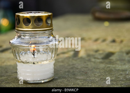 Bougie sur une tombe, lors de la célébration de la fête de Saint tous dans le cimetière Powazki, Varsovie, Pologne, Europe. Banque D'Images