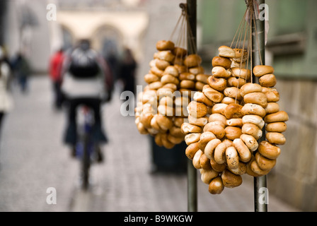 Bonbons typiques accrochés sur une food dans les rues de Krakov, Pologne, Europe Banque D'Images