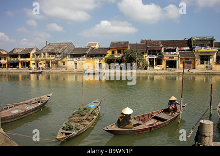 Barques sur la rivière Thu Bon à Hoi An Vietnam Banque D'Images