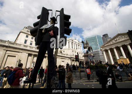 Une manifestation devant la Banque d'Angleterre à Londres, au Royaume-Uni, pendant le sommet du G20. Des manifestants ont mis en scène une fausse pendaison d'un banquier à un feu de circulation Banque D'Images