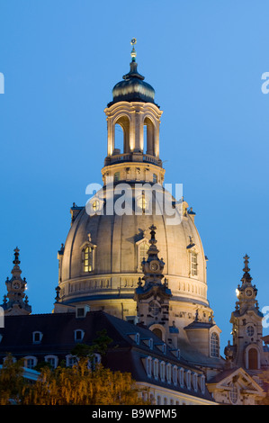 Kuppel bei der Frauenkirche Dresden Sachsen Daümmerung Deutschland Dresden Allemagne dôme de l'église de Notre Dame de nuit Banque D'Images