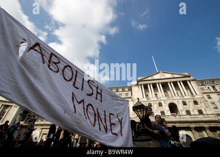 G20 de Londres de démonstration avec l'abolition de l'argent à l'extérieur de la bannière banque d'angleterre Banque D'Images