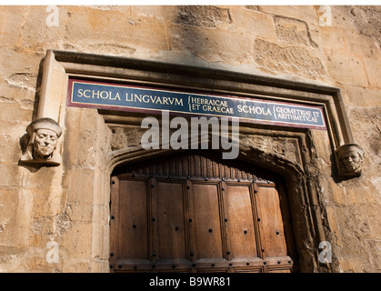 Porte de Schola Lingvarvm dans ancienne école Quad, Université d'Oxford. Banque D'Images