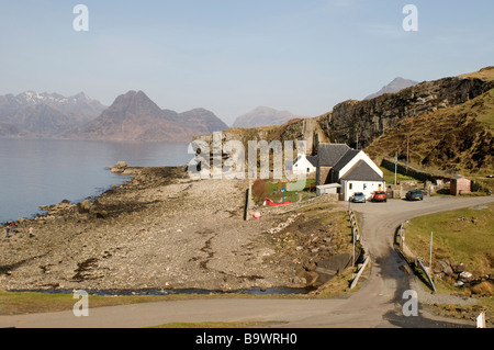 Elgol école et ligne de rivage de Loch Scavaig avec le Black Cullin montagnes au-delà. 2262 SCO Banque D'Images