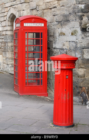 Postbox victorien et téléphone rouge fort dans la ville historique de Warwick, England, UK Banque D'Images