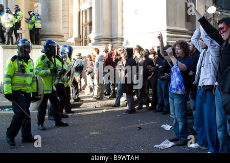 La police anti-émeute et les manifestants au sommet du G20, rue Cornhill manifestations Ville de London UK Banque D'Images