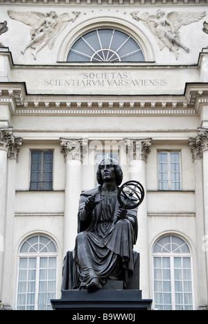 Statue de Copernic en face de la palais Nocny Krakow b&b. Centre-ville de Varsovie. La Pologne, l'Europe. Banque D'Images