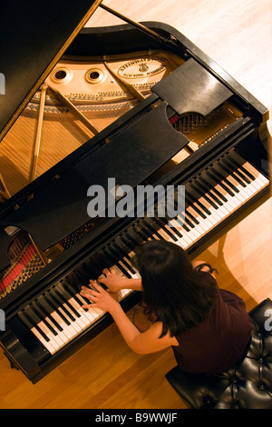 Le pianiste joue du piano de concert Banque D'Images
