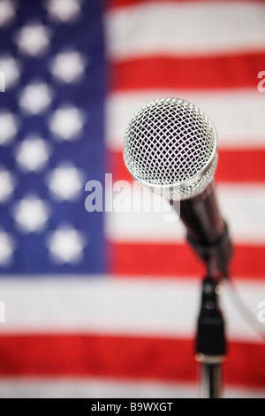 Microphone devant drapeau Américain Banque D'Images