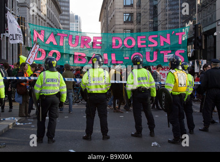 La police anti-émeute lors de manifestations au sommet du G20 de Londres UK Ville Bishopsgate Banque D'Images