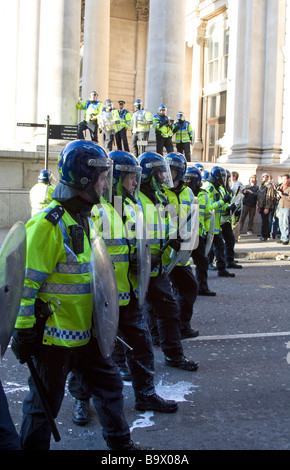 La police anti-émeute lors de manifestations au sommet du G20, rue Cornhill Ville de London UK Banque D'Images