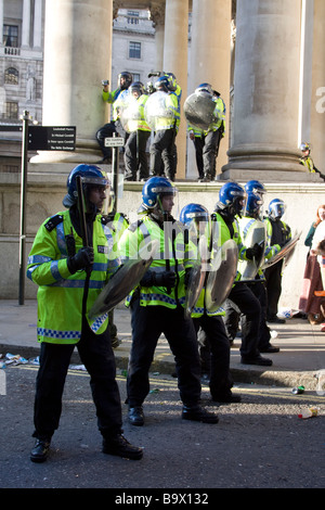 La police anti-émeute lors de manifestations au sommet du G20, rue Cornhill Ville de London UK Banque D'Images