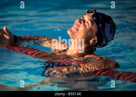 Femme célèbre sa victoire dans la course de natation Banque D'Images