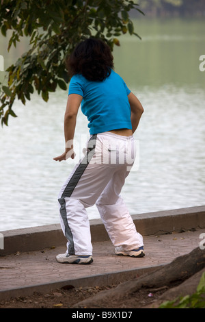 Woman Practicing Tai Chi se déplace d'au lac Hoan Kiem Hanoi Vietnam Banque D'Images