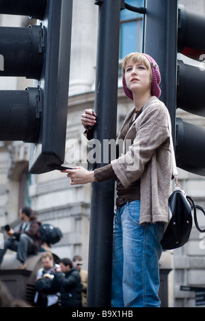 Une jeune femme est au-dessus de la foule lors de la manifestations du G20 à Londres. Banque D'Images