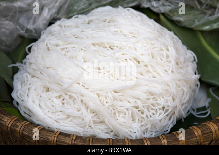 Nouilles de riz humide dans la région de Market Stall Hanoi Vietnam Banque D'Images