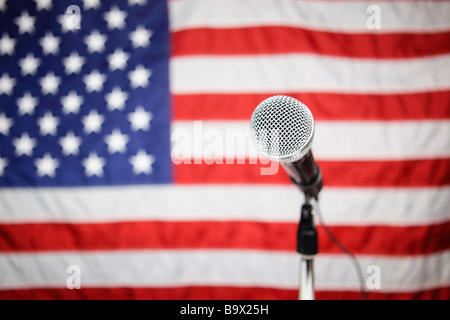 Microphone devant drapeau Américain Banque D'Images