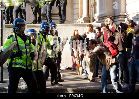 La police anti-émeute et les manifestants au sommet du G20, rue Cornhill manifestations Ville de London UK Banque D'Images