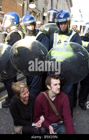 La police anti-émeute lors de manifestations au sommet du G20, rue Cornhill Ville de London UK Banque D'Images