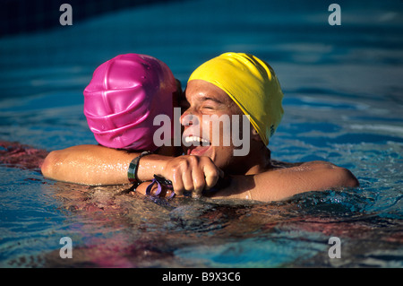 Femme célèbre sa victoire dans la course de natation Banque D'Images