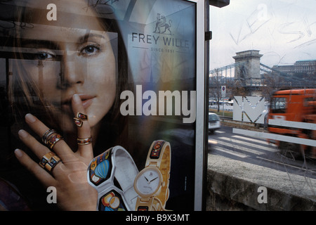 Un panneau et le Pont des Chaînes dans la section de la lutte antiparasitaire de Budapest Hongrie Banque D'Images