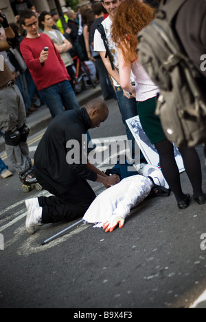 Un manifestant écrit sur l'effigie de l'ancien chef de la banque RBS Sir Fred Goodwin au G20 protester dans le centre de Londres. Banque D'Images