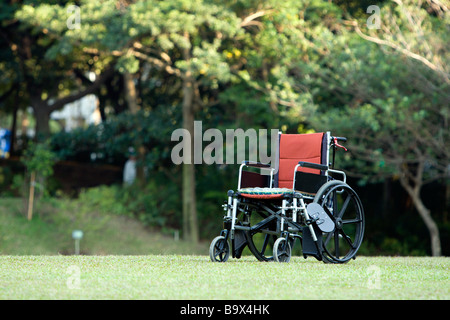 Fauteuil roulant vide stationné dans un parc, le concept de soins de santé, Taiwan Banque D'Images