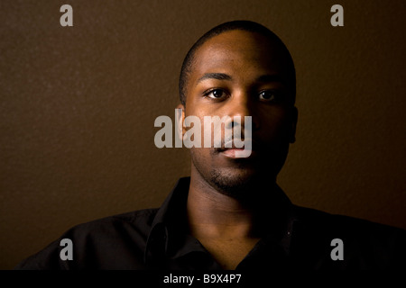 Portrait d'un beau jeune homme noir Banque D'Images