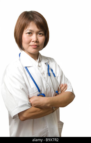 Médecin ou Infirmière debout avec les bras croisés et looking at camera Banque D'Images