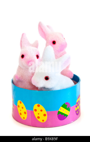Mignon lapin de Pâques jouets dans panier isolé sur fond blanc Banque D'Images