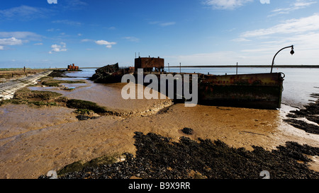 Une vue panoramique de bateaux abandonnés échoué sur les rives de la rivière Gardon près de Paglesham dans l'Essex. Banque D'Images