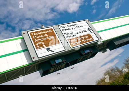 Le bras et la signalisation routière sur le pont de la baie de Cardiff au Pays de Galles Cardiff à un angle Banque D'Images