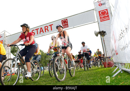 Londres à Brighton en vélo dans l'aide de la British Heart Foundation, Clapham Common, London, England, UK 18 Juin 2006 Banque D'Images