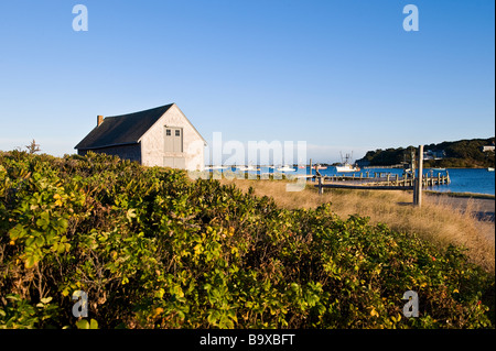 Un hangar à bateaux et le port de Chatham MA Cape Cod Banque D'Images