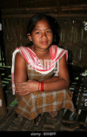 Portrait d'une tribu Mishing fille en costume traditionnel était assis dans sa maison sur pilotis Banque D'Images