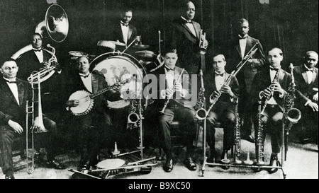 KING OLIVER'S CREOLE Jazz Band vers 1925 - Joe King Oliver est le plus haut personne debout tenant le cornet Banque D'Images