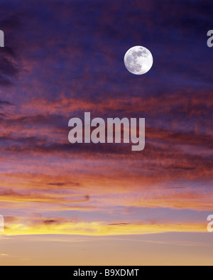 CLOUDSCAPE DE BANDES HORIZONTALES DE ROUGE JAUNE NUAGES SUR CIEL LUEUR ROSE Banque D'Images